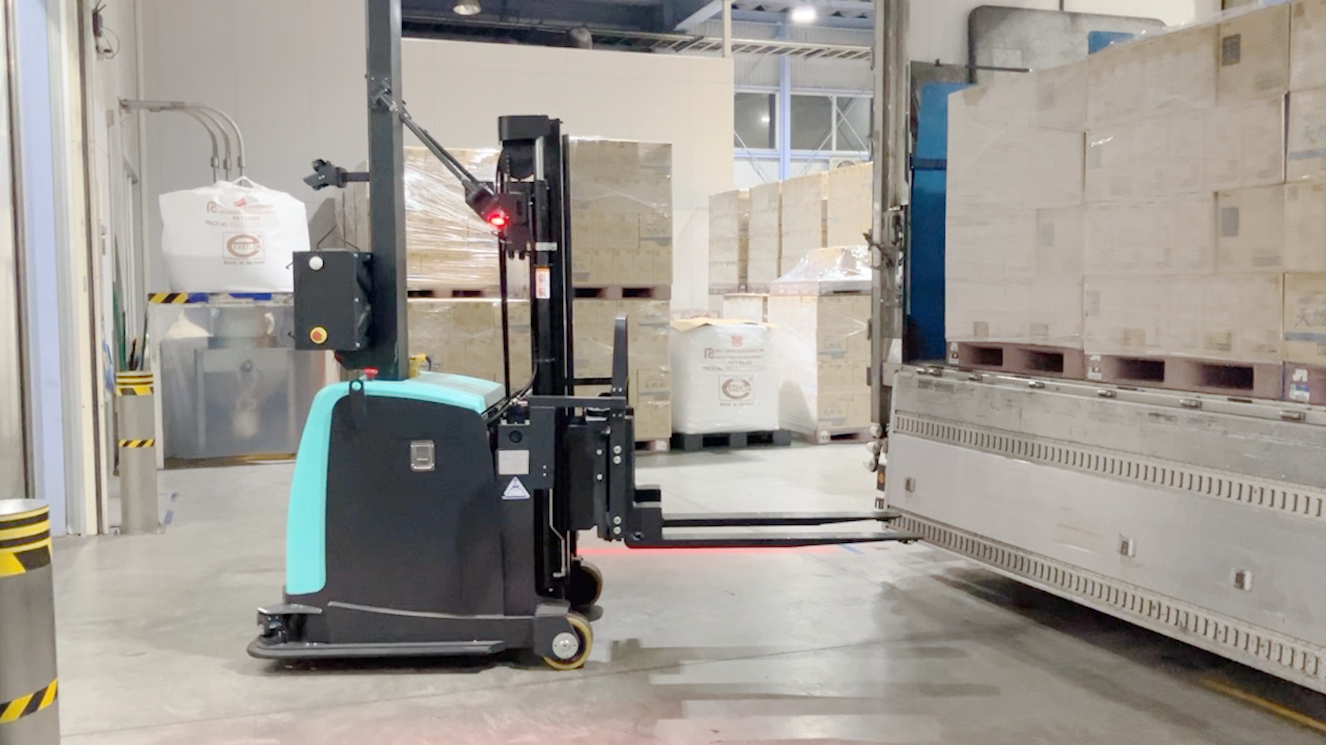ケース | フライングウィングのドアは無人の積み下ろしで、マイクロロボットは日本の食品および飲料工場が最後の100メートルのインテリジェントなハンドリングを開くのを助けます