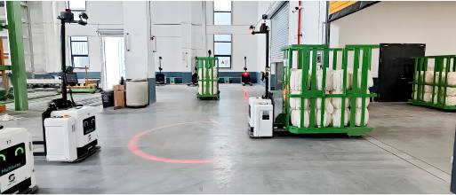 劢微（マルチウエー）の軽量型無人フォークリフト MicroBee X20 が、「繊維工場」における入出庫効率の向上を支援。