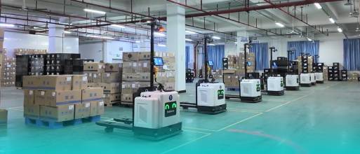 感謝の横断幕を受領！Multiway Robotics、スマート無人フォークリフトで精密製造業の物流DXを加速