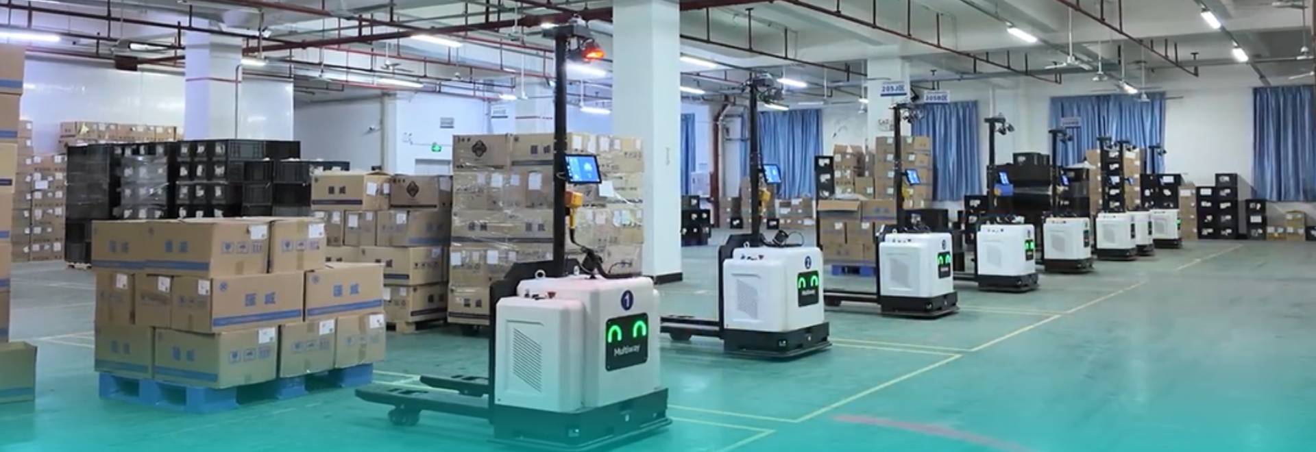 感謝の横断幕を受領！Multiway Robotics、スマート無人フォークリフトで精密製造業の物流DXを加速